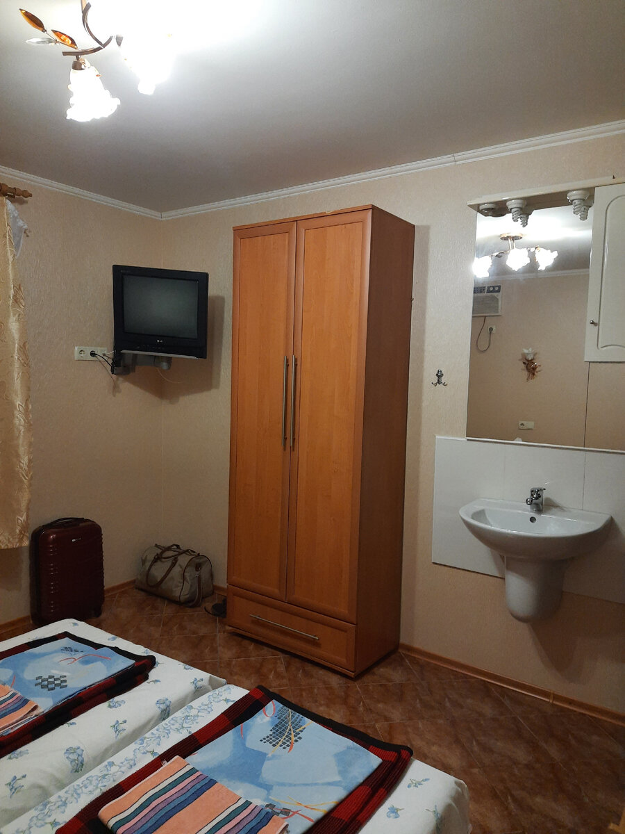 Тот самый шкаф. Точнее этот шкаф был в нашей комнате, но у детей стоял такой же, он и упал