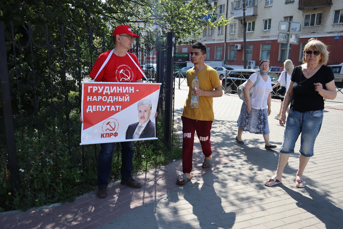 Руки прочь от нее говорили не мое. Руки прочь поликлиника. Грудинин руки прочь. За Грудинина девушки. КПРФ Орел.