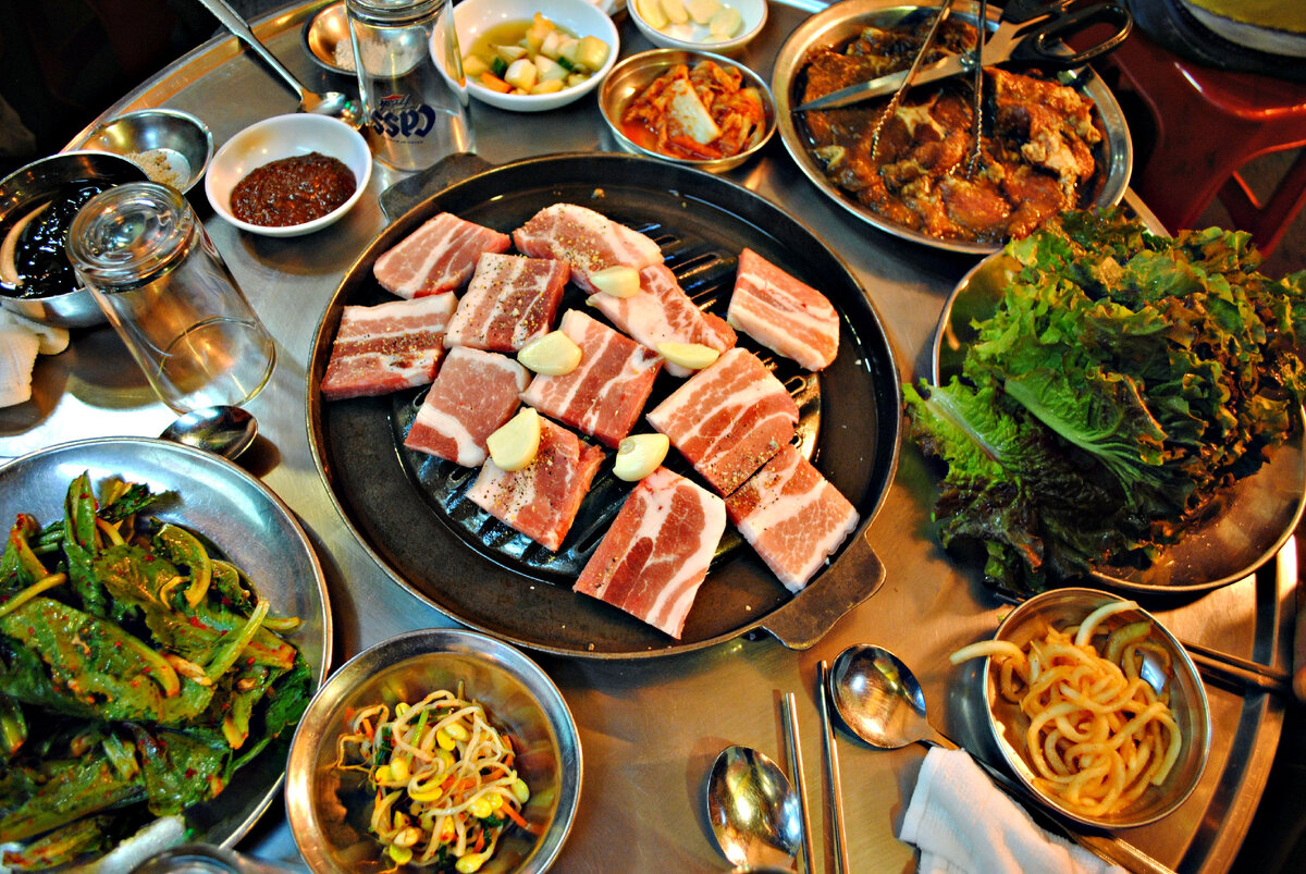 Самгёпсаль (삼겹살) - популярное корейское блюдо из жирной свинины поджаренной на стоящем на столе гриле.