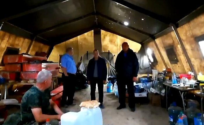 Представители "Эврики" в лагере поисковиков. Кадр из видео в ВК-группе "Военно-исторический центр СЗФО"