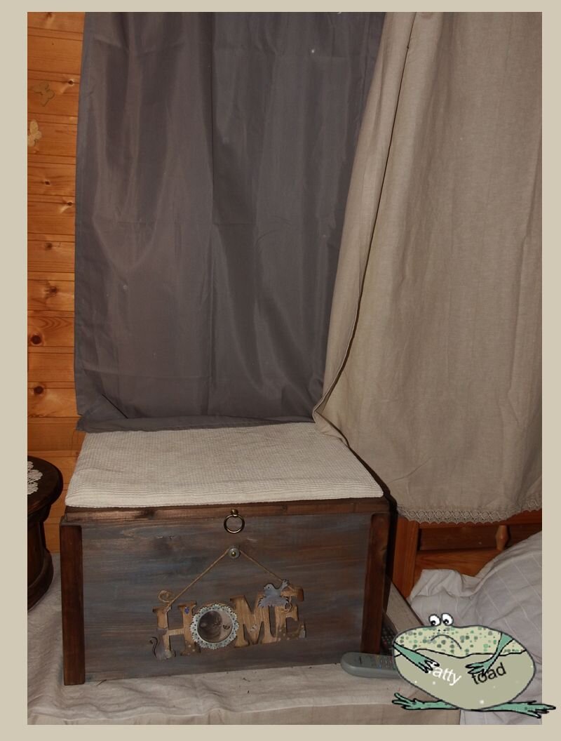 Любимый сундук-лежанка для Мурыси ( про него есть отдельная публикация). Подстилка-матрасик - новинка этого года. Когда увидела ее в магазине поняла - один в один. Так и вышло Матрасик внутри, была куплена сама наволочка за 200 рублей.