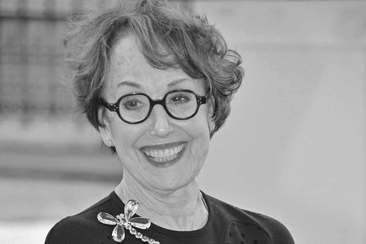 Из жизни ушла сыгравшая миссис Хадсон в «Шерлоке» актриса Уна Стаббс. Актрисе было 84 года.