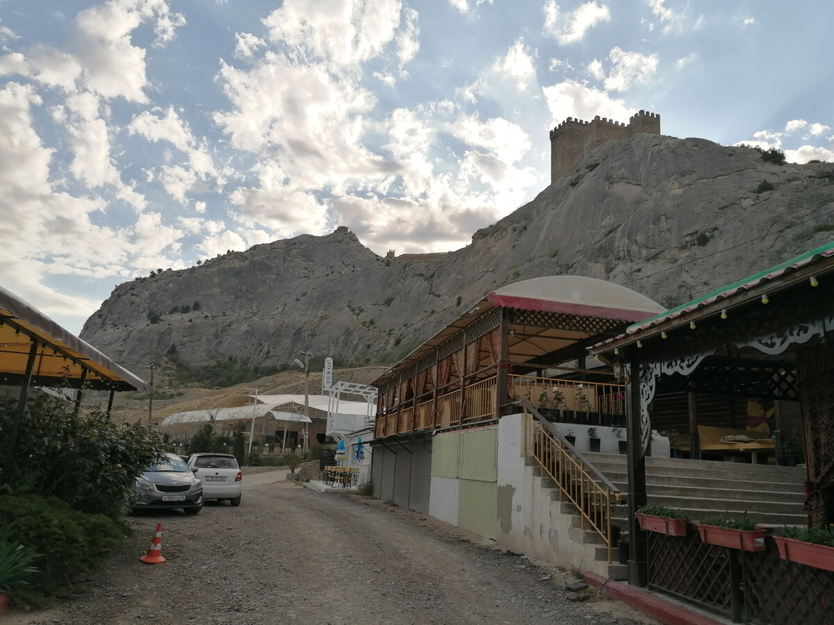 Крым, Судак, горный массив Генуэзской крепости, май 2021 года.