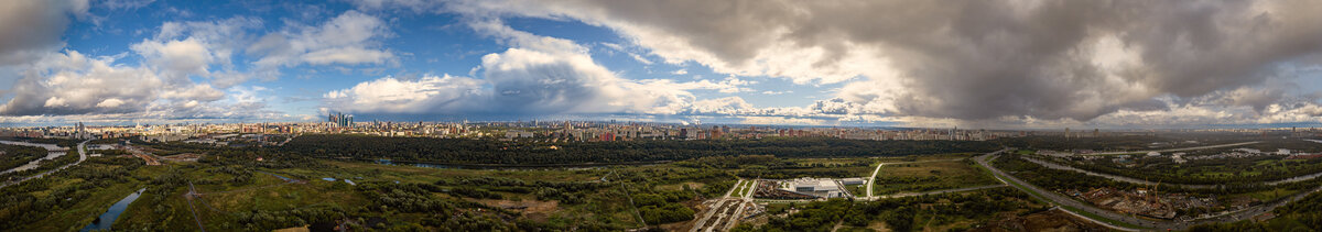 Начнем с панорамы Мневников. На горизонте борьба стихий.