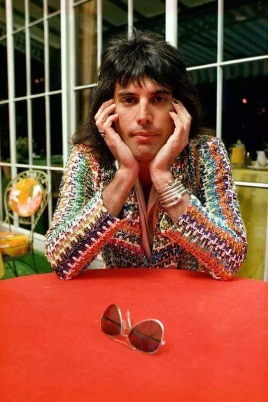 https://www.facebook.com/FreddieMercuryLegendAboveLegends/photos/a.539350693135072/664656633937810
