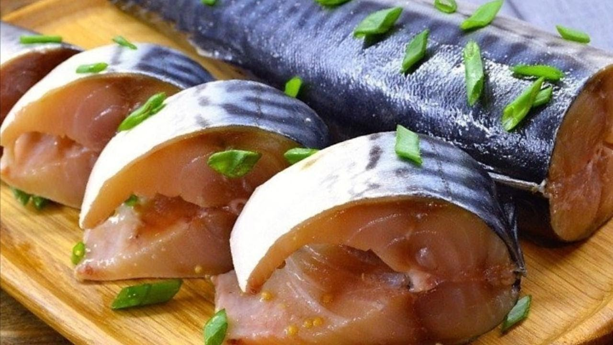 Как посолить скумбрию вкусно в рассоле целиком. Сельдь и скумбрия. Скумбрия пряного посола. Скумбрия малосольная в рассоле. Рыба скумбрия сельдь.