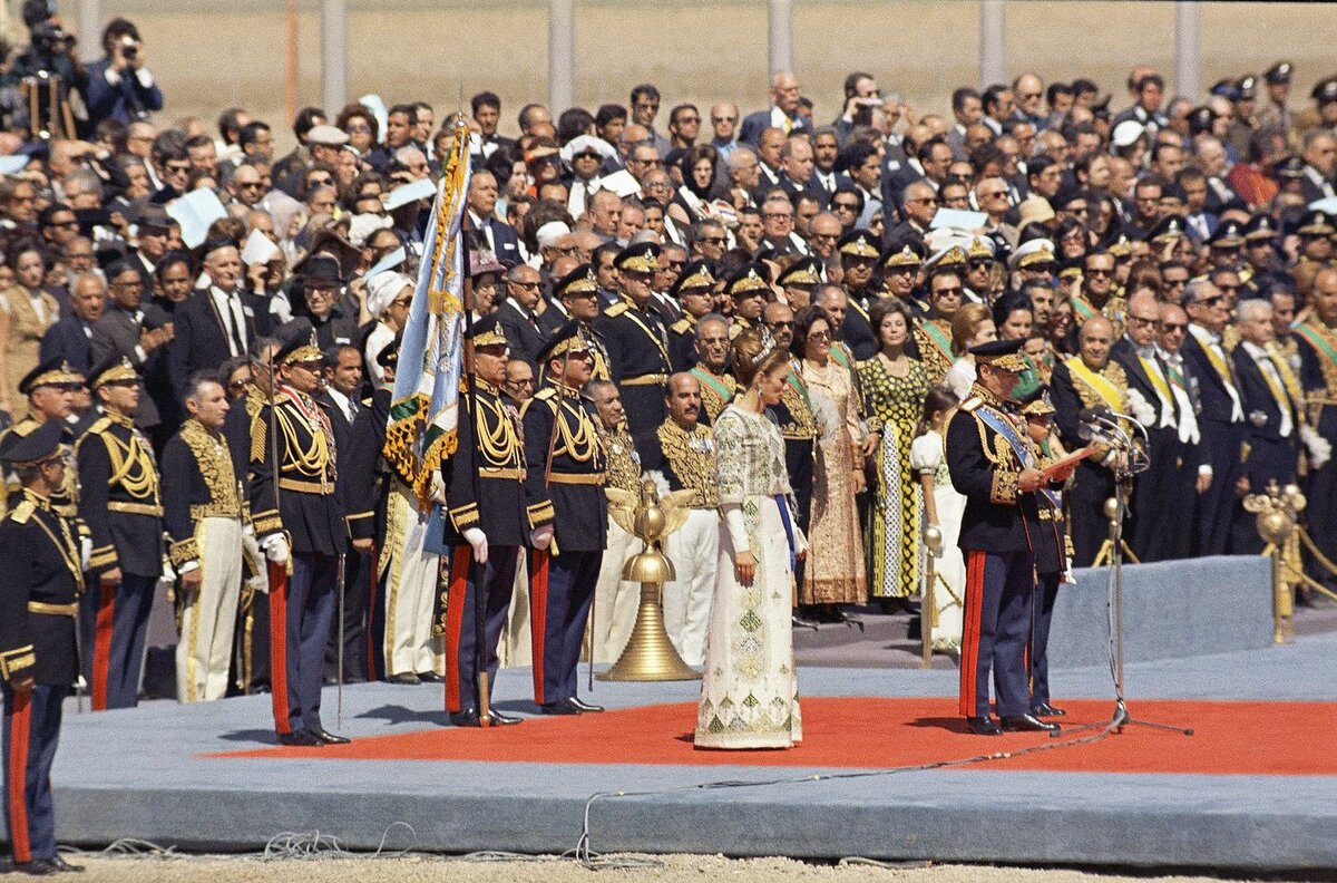 иран шах пехлеви. мухаммед реза шах пехлеви. иранский монархический титул. шах, падишах, султан и халиф. императрица ирана фарах пехлеви.