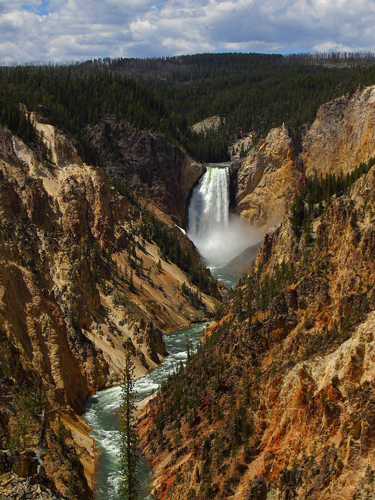 Йеллоустонские водопады (англ. Yellowstone Falls) — парный водопад, расположенный в округе Парк (штат Вайоминг, США) на реке Йеллоустон в Йеллоустонском национальном парке. Расстояние между ними составляет около 750 метров (по руслу реки).