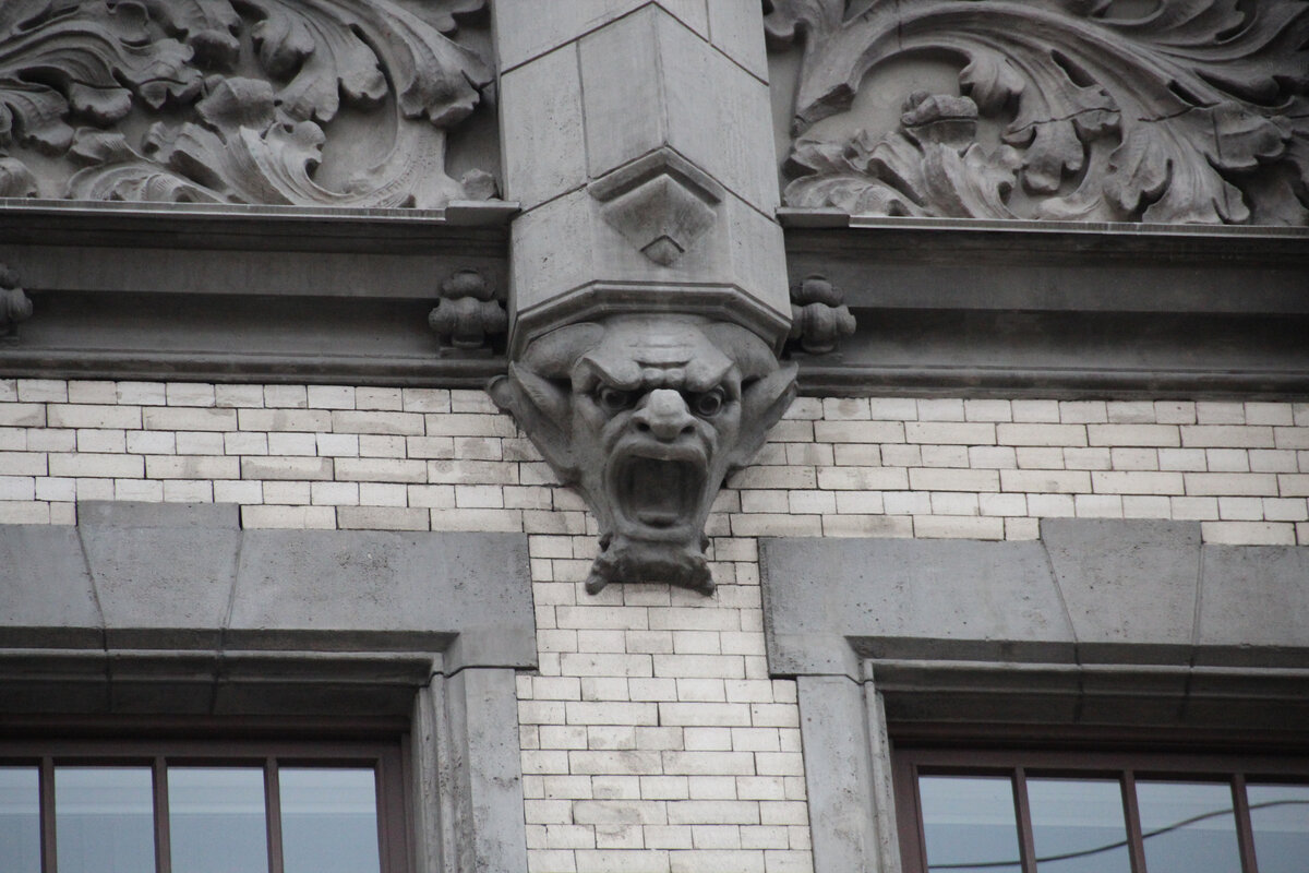 Вот так он на прохожих и смотрит, то ли отпугивает, то ли сказать что-то хочет. На Западе такие элементы декора служили так-же водостоками. Здесь они только для декора, чтобы вызвать у прохожего эмоцию.