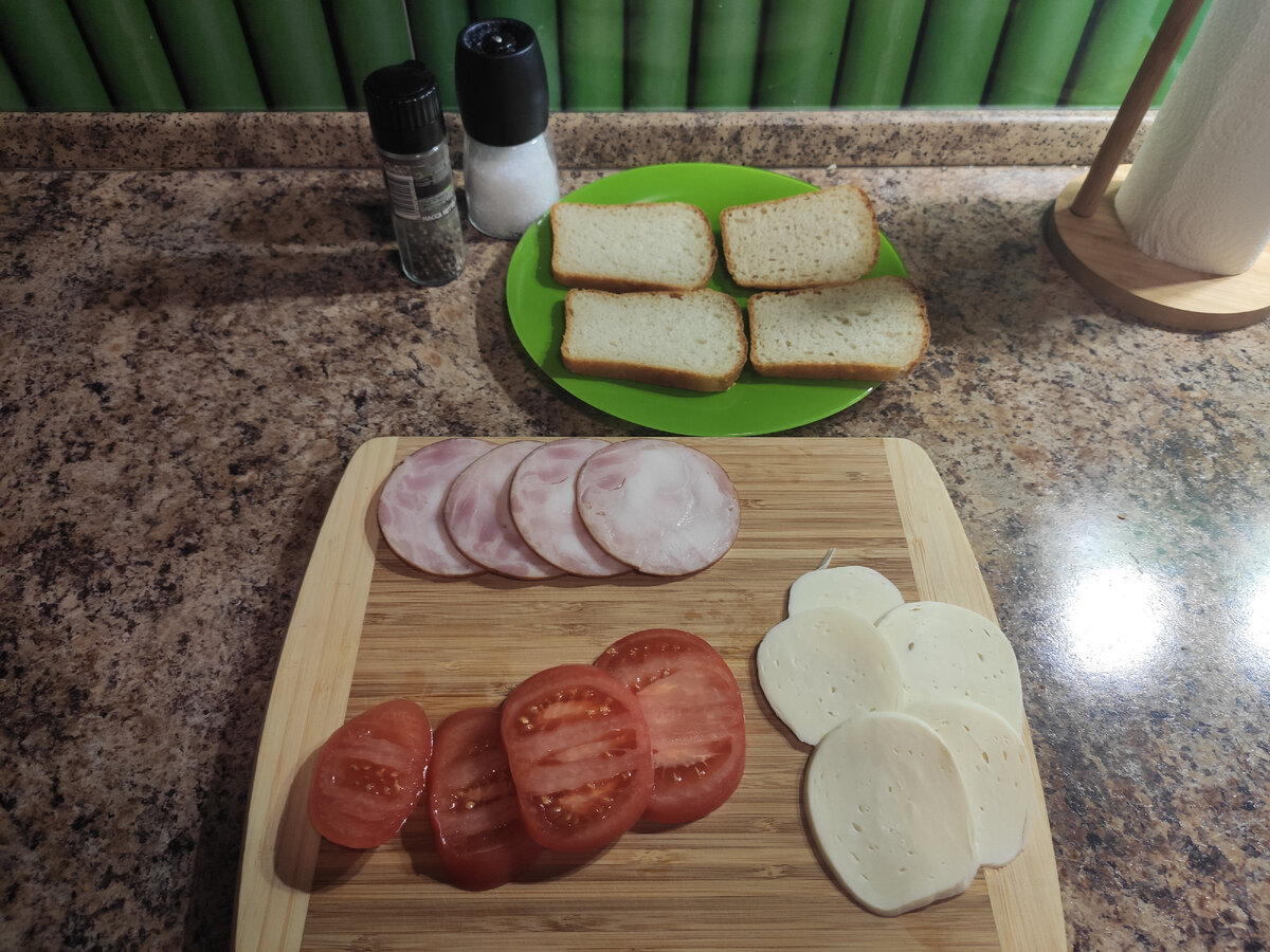 Все нарезаем тонкими ломтиками.