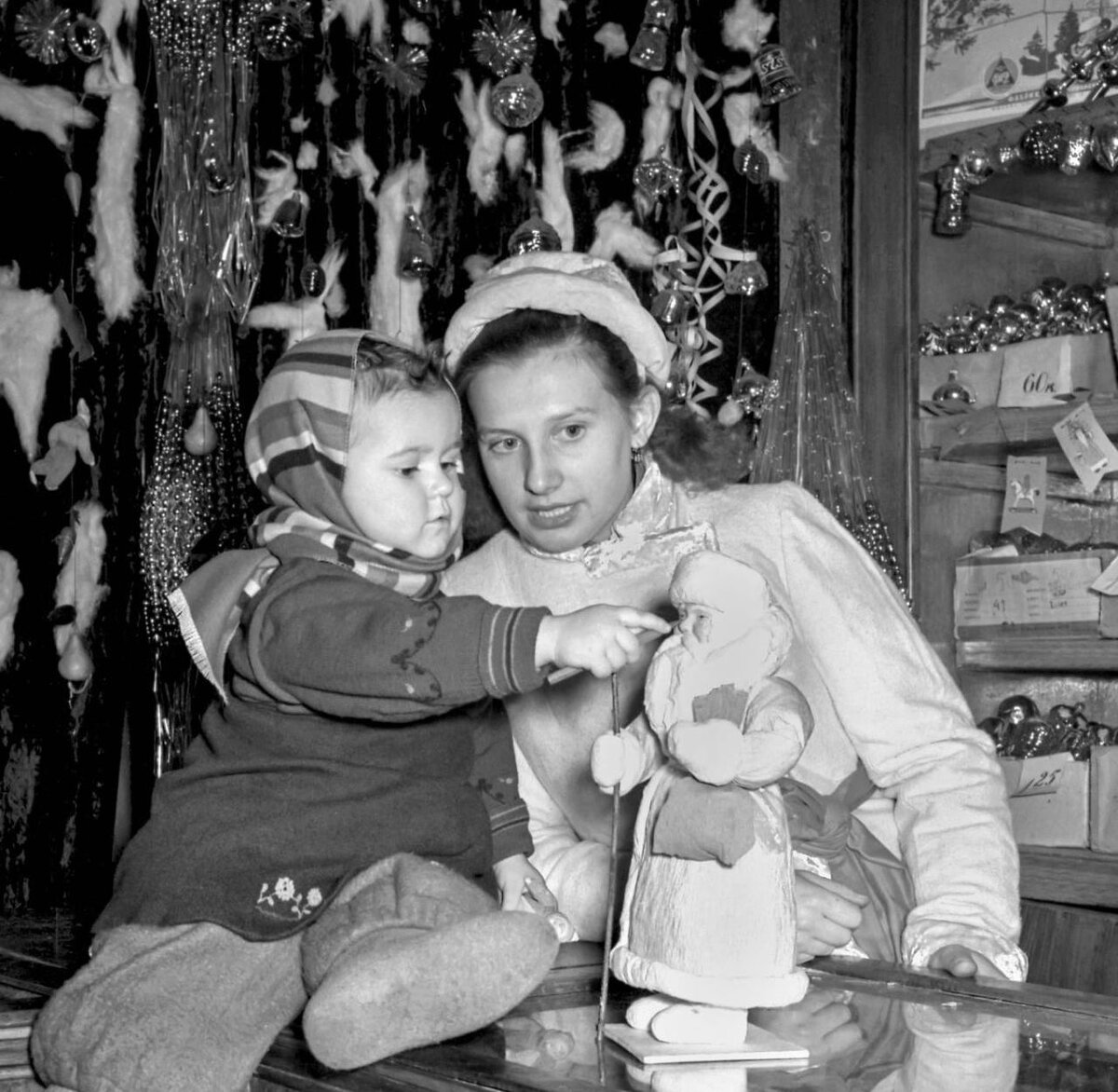 Универмаг "Петровский Пассаж" в Москве, 1955 год. Автор фото - Д. Шоломовича. Источник фото: soviet-postcards.com