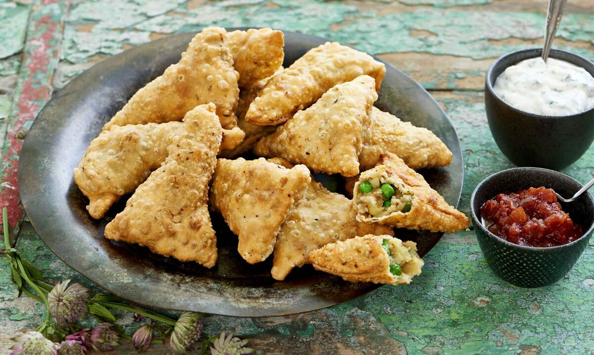 Изображение из интернета. Самоса – индийские пирожки с различными острыми соусами и пряностями.