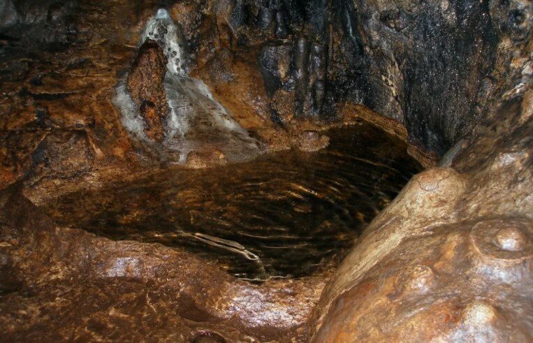 Постоянный источник чистой пресной воды в пещере Карани-Коба. Алушта. Крым. Россия