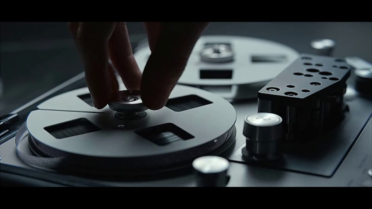 Кадр из заставки первого сезона сериала "Охотники за разумом"    