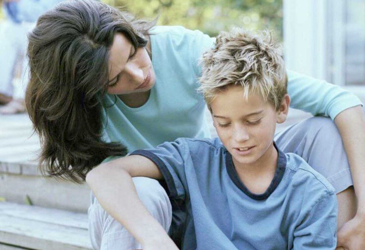 Мама ругает сына. Мать с ребенком. Строгий родитель и ребенок. Общение с сыном. Воспитание ребенка.