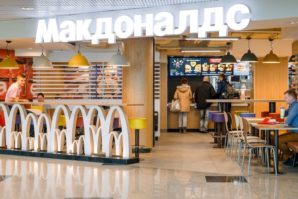 Маклональдс в аэропорту Домодедово продолжает работать. Фото: avatars.mds.yandex.net