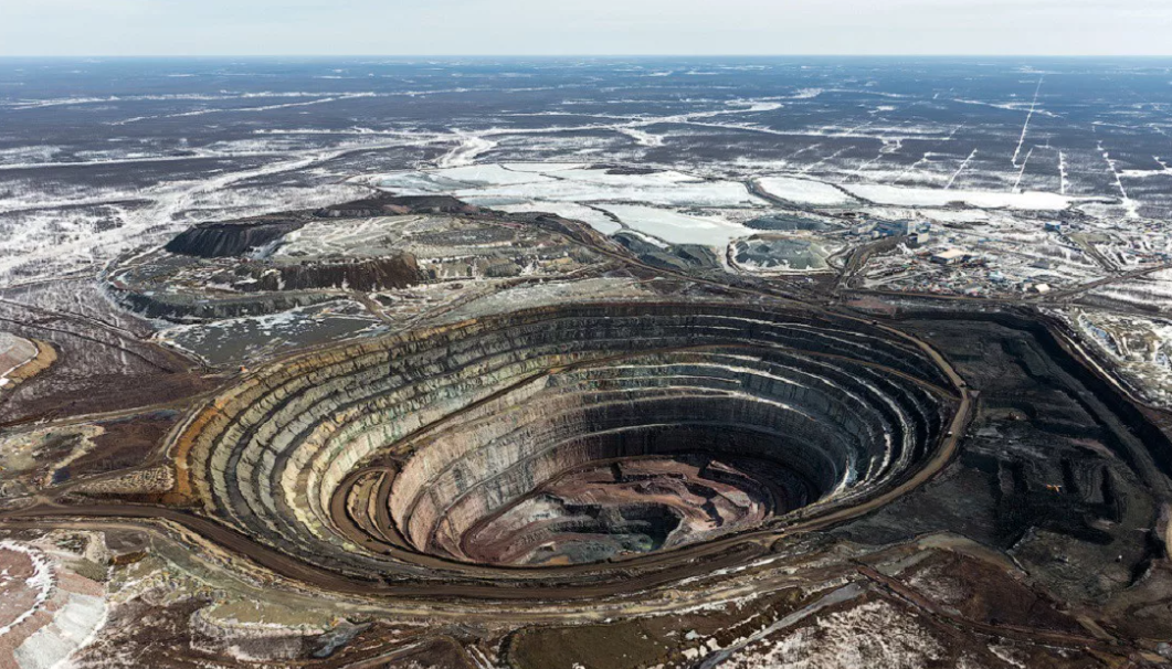 m.fishki.net. Фото с Яндекса. Карьер с высоты птичьего полёта.