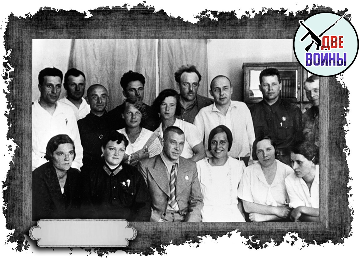 Косарев (в центре, в галстуке) в кругу комсомольских деятелей. Фото в свободном доступе.