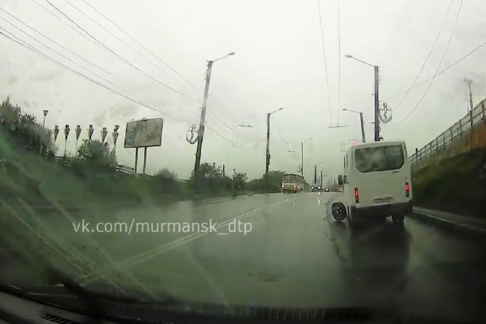     Колеса разлетелись по проезжей части. Фото: скрин видео vk.com/murmansk_dtp
