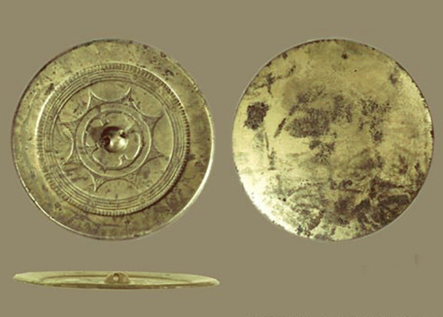 Древнее китайское зеркало, сфотографированное со всех сторон. Искусство изготовления подобных зеркал восходит к династии Хань (206 г. до н.э. - 24 г. н.э.).