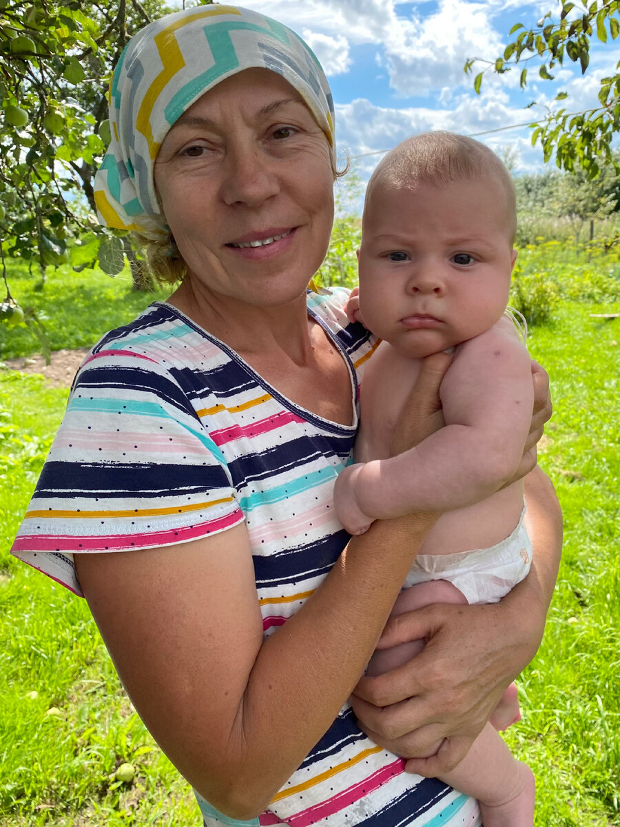 Бабушка и очень серьёзный бутуз