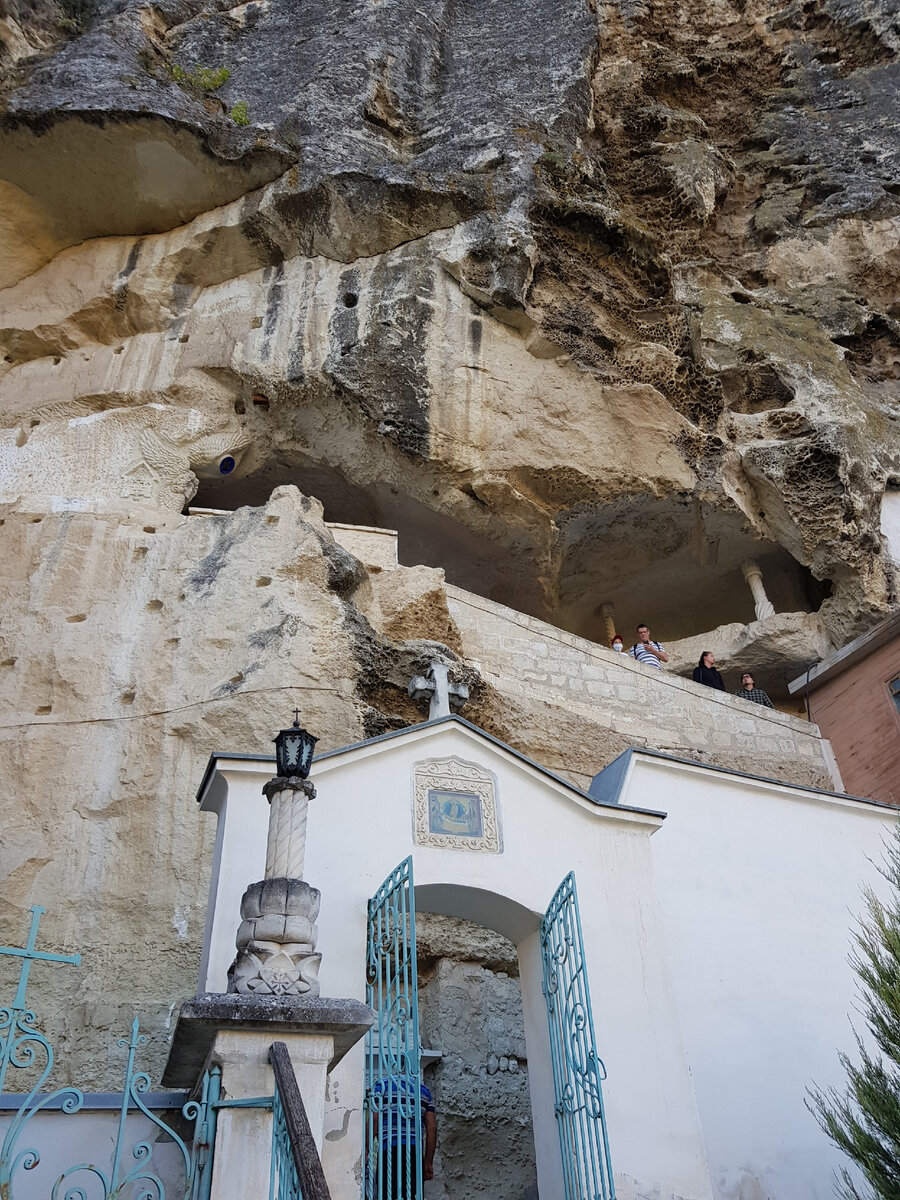 Ворота у подъёма в Успенскую церковь