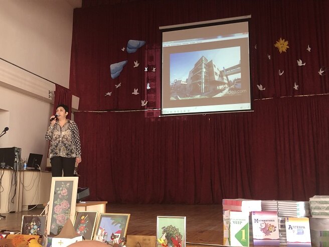 В Степанакертской школе с обучением на русском языке состоялась церемония передачи учебников. Фоторепортаж