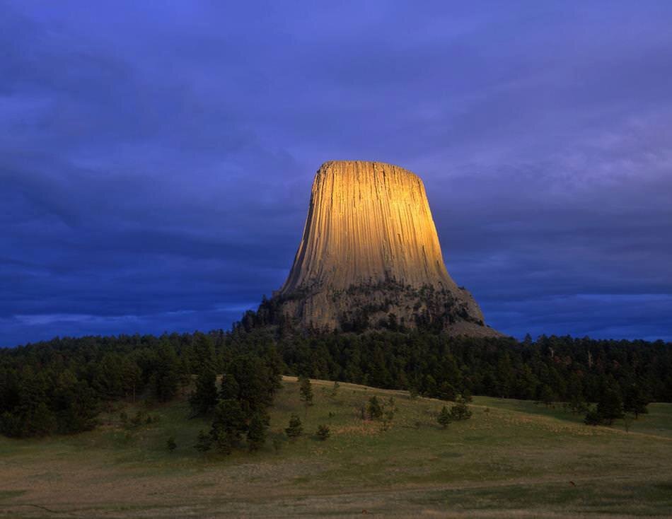 Фото с сайта: https://m.orangesmile.com/extreme/ru/mysterious-geospots/devils-tower.htm