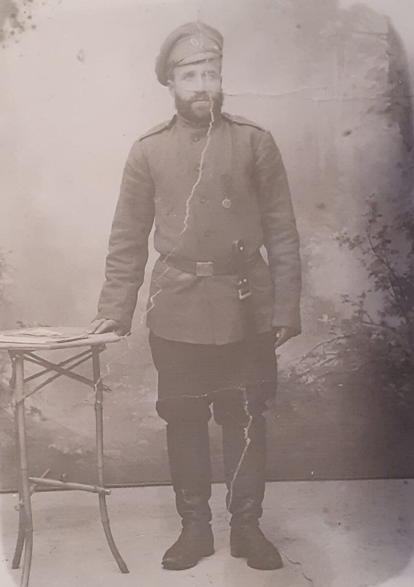 Вот такой бравый красавец, мой прадед, тверской карел, многодетный отец и "бывший кулак", как записано в его деле, Суслов Алексей Павлович, 1881 г.р. Обвинен в антисоветской пропаганде. Умер в заключении. Посмертно реабилитирован. 