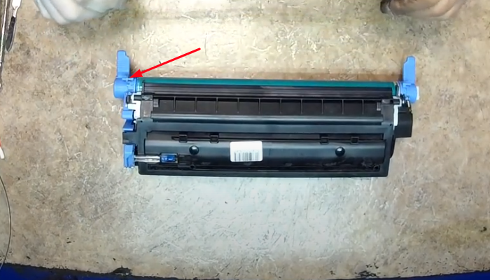 Фото 4. Расположение пружины, прижимающей шторку