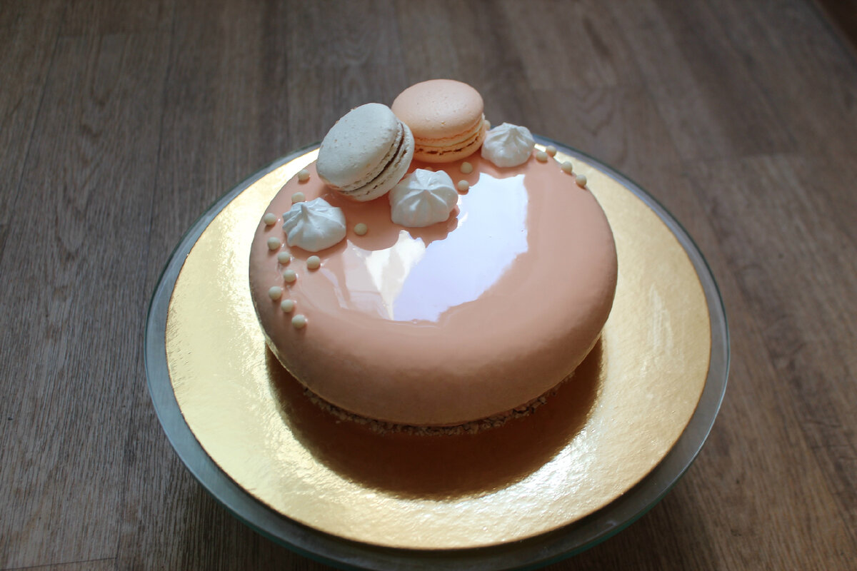 Муссовый торт с макарон и безе (фото из личных архивов работ автора)