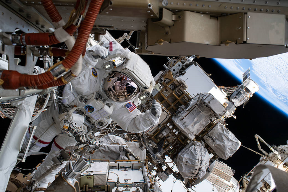Последние события космоса 2023. Ферменные конструкции МКС. Открытый космос. Космические аппараты в космосе. МКС фото.