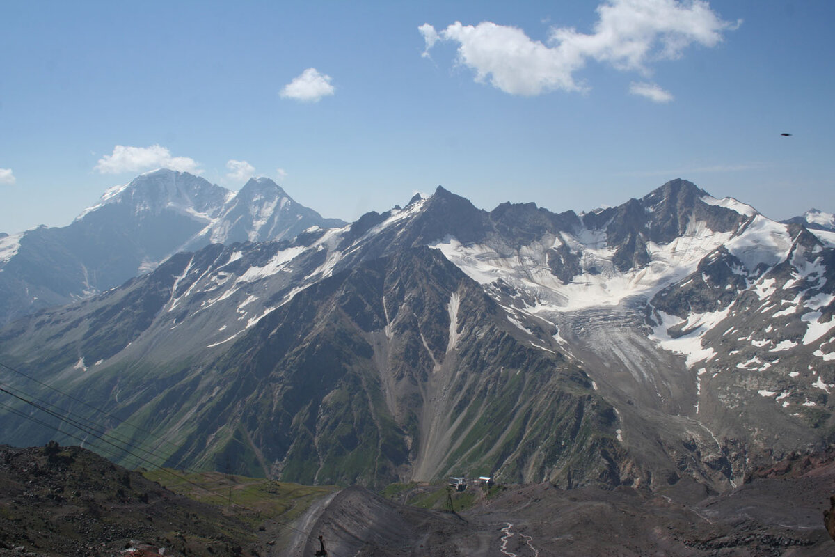 горы и море гроза. тучи в горах. горы кавказа в тумане. восхождение на эльбрус. торт эльбрус.