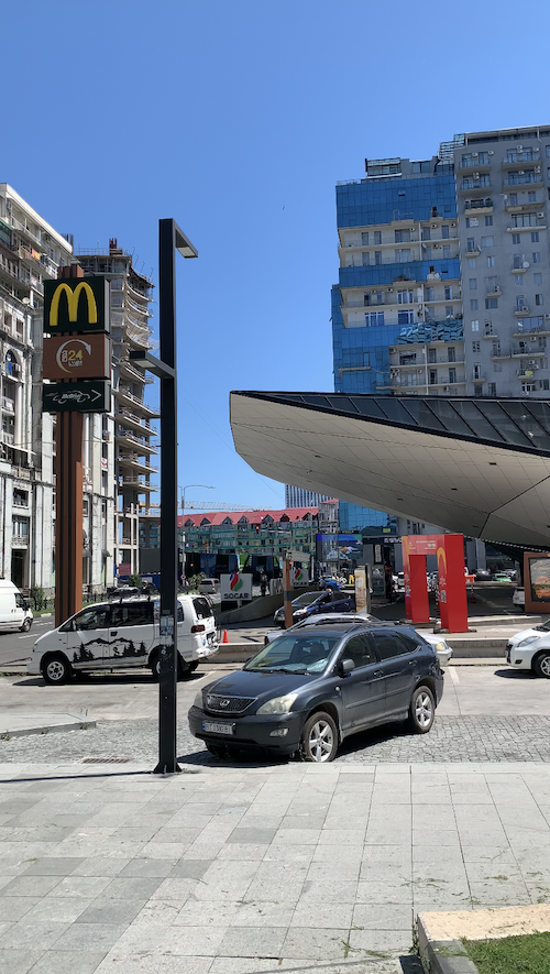 Футуристичный Макдональдс в Батуми