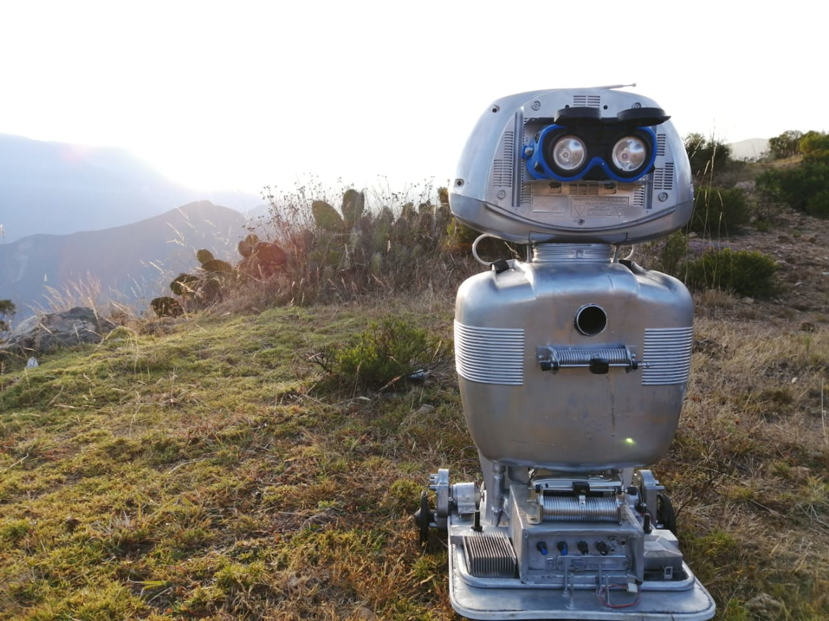 Источник: https://www.scidev.net/global/news/robot-hikes-the-andes-to-cross-peru-s-digital-divide/