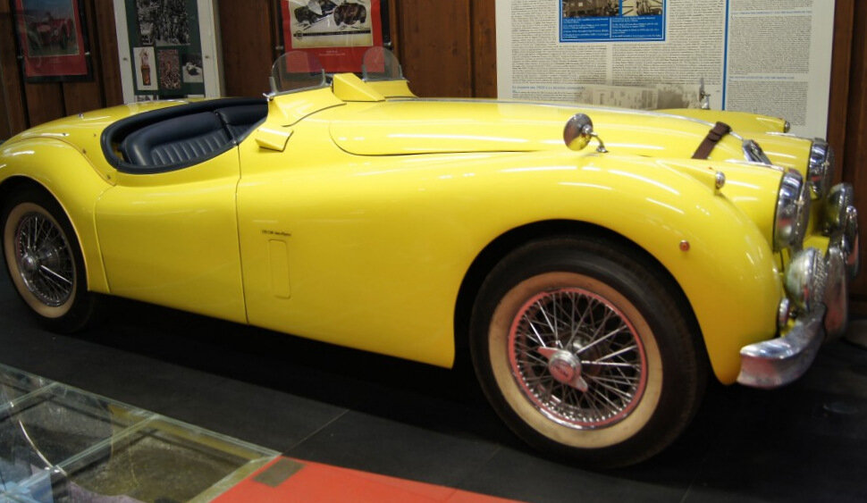 Jaguar XK140 в желтом. Профиль