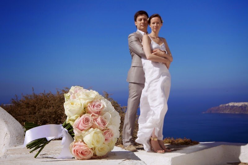 Шелковое платье создает на Санторини правильный эффект – будто ветром тебя размазало по небу, словно барашек по волне