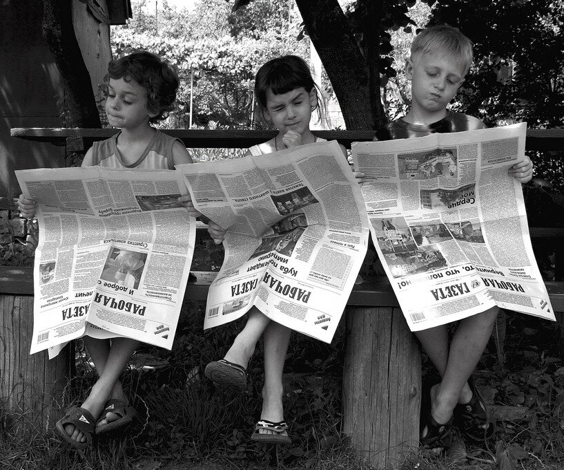 Стала читаемой газетой. Ребенок читает газету. Газета для детей. Газетные фотографии. Газета фото.