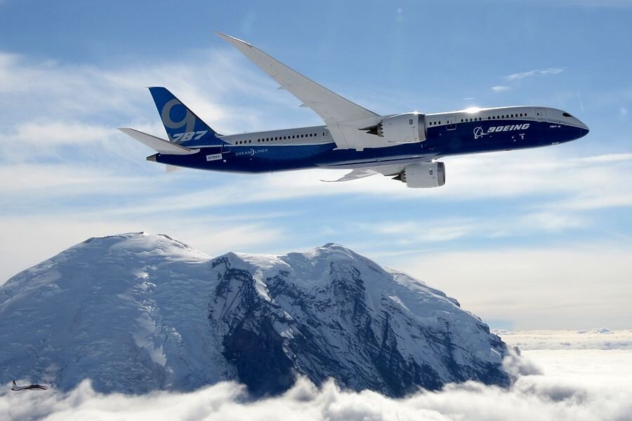 Boeing 787-9 — самый популярный и совершенный на сегодняшний день самолёт в нише до 440 кресел (280-300 кресел в трёхклассной компоновке)