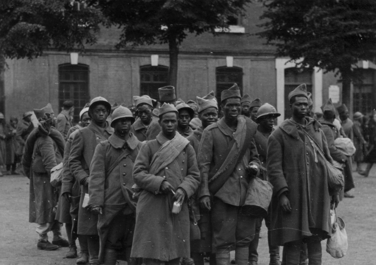 Французы во второй мировой. Пленные французские солдаты 1940. Французские солдаты второй мировой 1940. Сенегальские солдаты вторая мировая. Немецкие солдаты в Париже 1940.