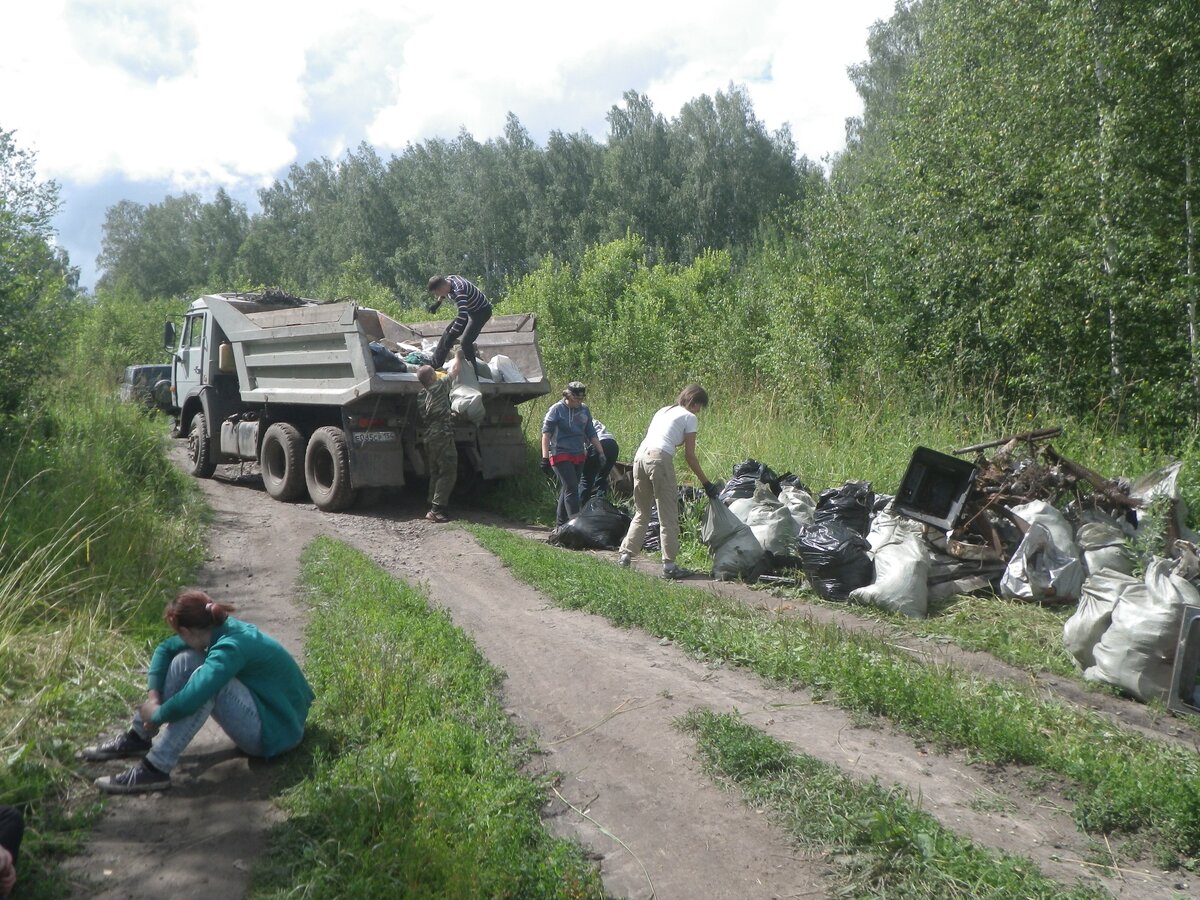 Волонтеры вывозят мусор (фото предоставлено Юлией)