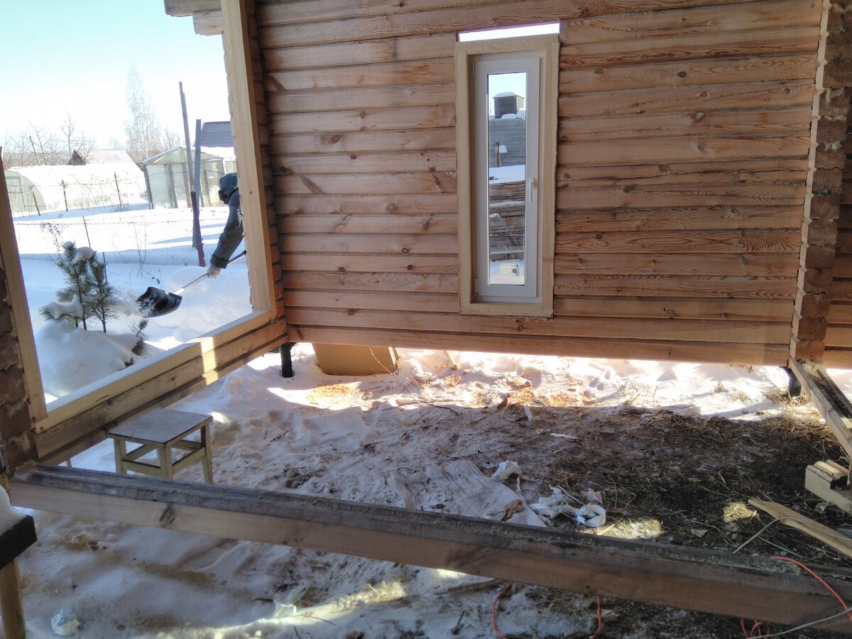 Монтаж дополнительных свай будет производиться под окнами, на расстоянии 250-300 мм от стены.В дальнейшем стена будет поддамкрачена, и оголовок с косынками зайдет под стену. Перпендикулярно окну ляжет 150 брус, снизу который будет держать свая, а к стене крепиться на опору бруса.