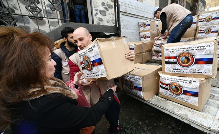 На основе фотографии конвоя с гуманитарной помощью из России в сирийские города Эль-Фуа и Кефрая скандально известный телеведущий катарского телеканала «Аль-Джазира» Фейсал Аль-Касем сделал сенсационное заявление. «Российский груз в верхней части содержит предметы гуманитарной помощи, а в нижней — оружие и боеприпасы». Как ему удалось мгновенно «вывести русских на чистую воду»?