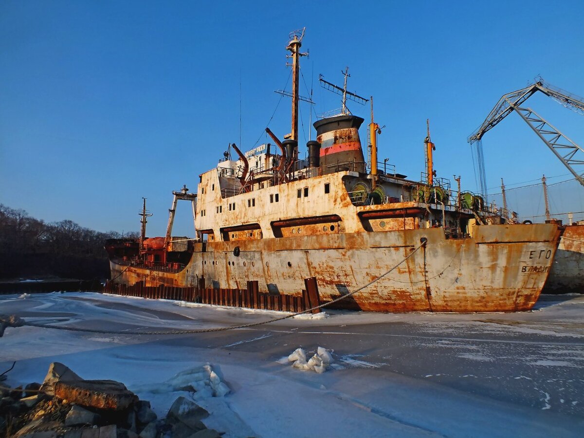  Давайте прогуляемся по ним. Начнём с танкера с названием "Егорлык" т.к. он ближе к берегу.