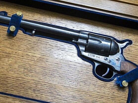 
Этот револьвер принадлежал Уайетту Эрпу, легенде Дикого Запада Америки. Кроме того, что он поддерживал порядок как шериф в городе Тумстоун в Аризоне в 1880 году, Эрп часто проигрывал деньги, охотился на буйволов, был хозяином борделя и парикмахерской, иногда судил боксерские бои.