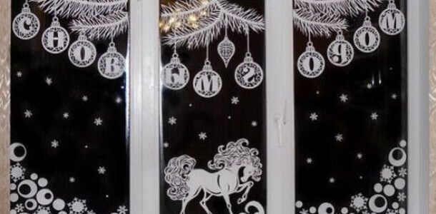 Окна, украшенные новогодними вытынанками