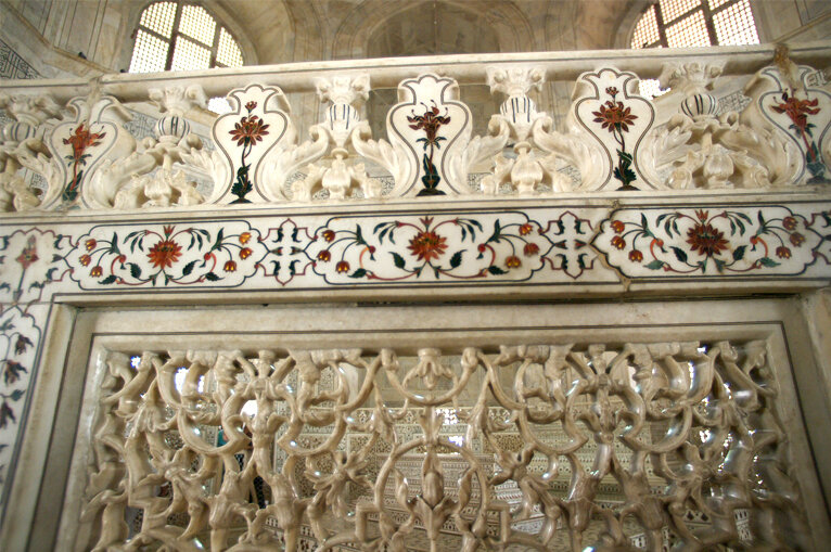 Ажурная решётка из мрамора вокруг кенотафов в центральном зале