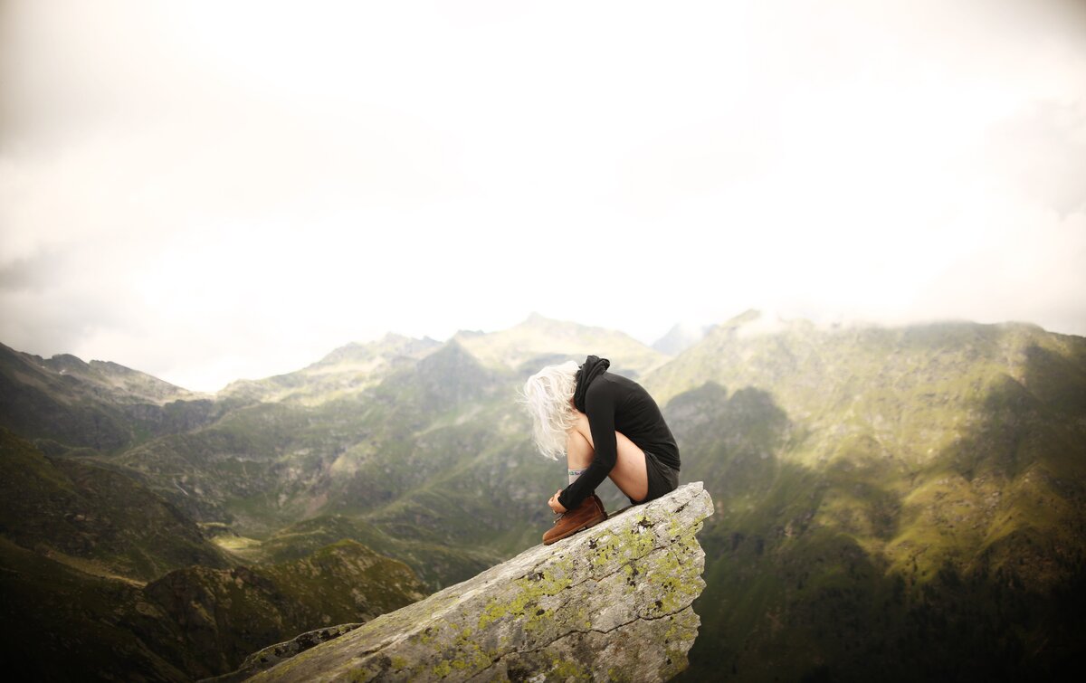 Я иду по ней косогорами. Девушка на дороге. Прогулки по полям. Человек у подножия горы. Девушка на дороге.