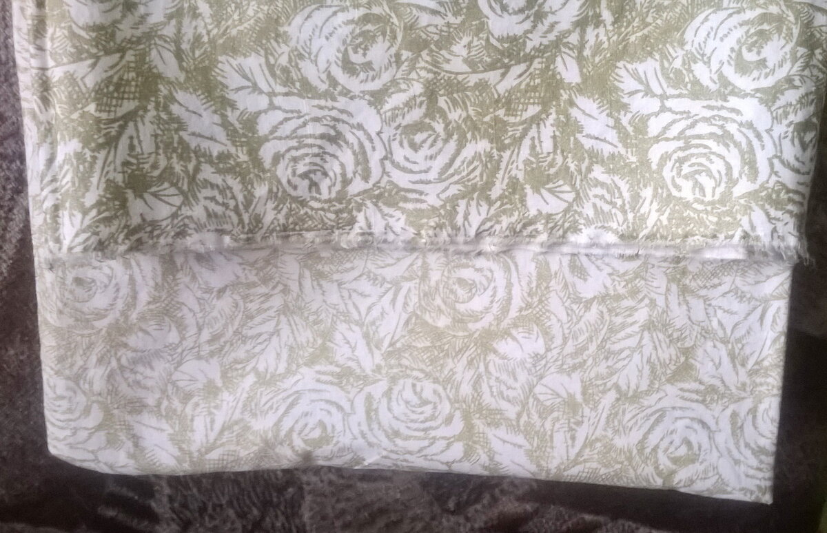 Открытый край наволочки часто не обрабатываю, так как это кромка ткани. Просто срезаю лишние ниточки