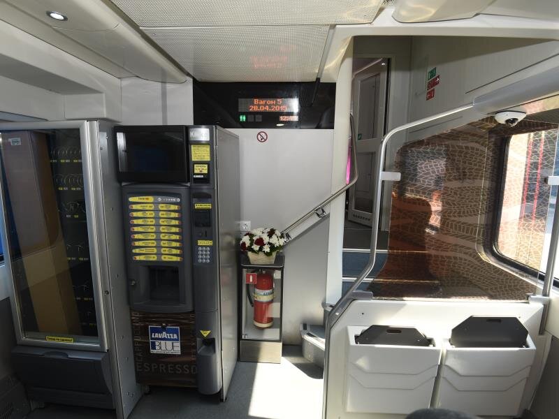 Вендинговые автоматы в вагонах двухэтажных поездов